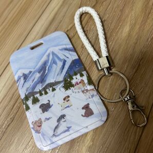 IDカードホルダー 雪山で遊ぶ犬 ストラップ付き