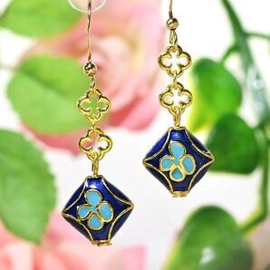 754 ブルーのお花がかわいらしいインドネシアビーズのピアス〜イヤリング