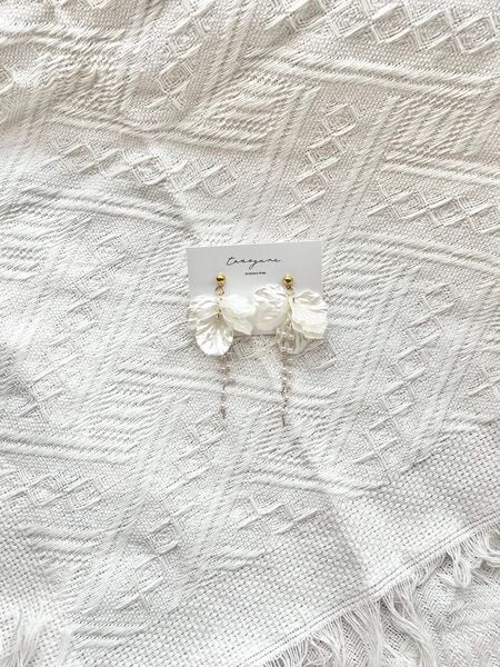 ピアス イヤリング 揺れる ゴールド フラワー 花びら パール ホワイト デイリー 結婚式 入学式 成人式 卒業式 ウエディング