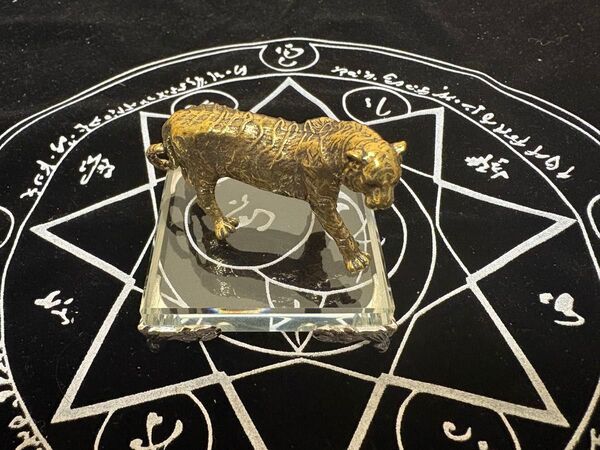黄金の霊導虎ユズラハ-財運と使命を結びつける導きの獣