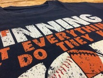 EVERY DAY IS GAME DAY XLサイズ メンズ インポート古着 Tシャツ 英字 プリント レトロ 丸首 半袖 カットソー 綿100% ネイビー 紺_画像2