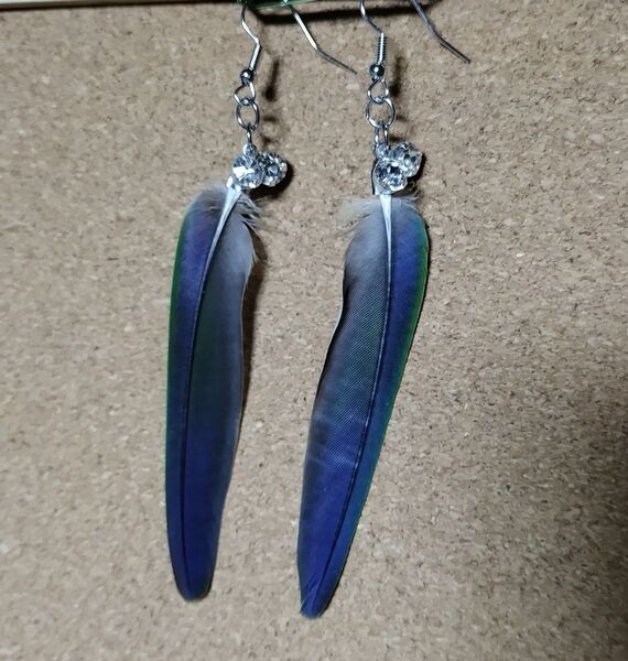 ハンドメイド ピアス 鳥の羽