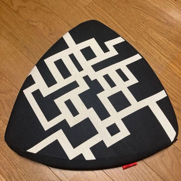 布袋寅泰 ピック型座布団