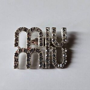 miumiu ピンブローチ