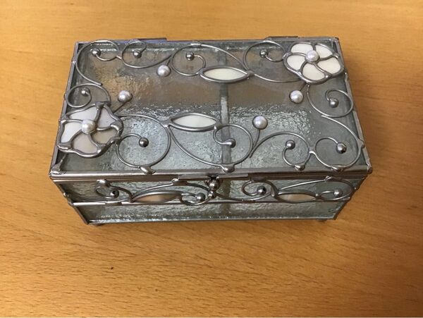 銀食器のようなガラス製小物入れ (アクセサリーケース)