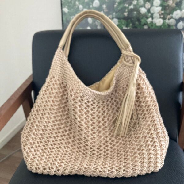 【新品】タッセル付き メッシュ ショルダーバッグ ハンドバッグ ベージュ サマー 肩掛け 手持ち