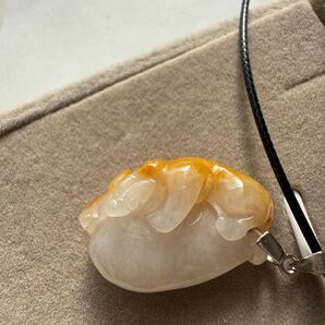 天然翡翠Aジェット ハンドメイド立体彫刻ペンダントトップ 革紐付き