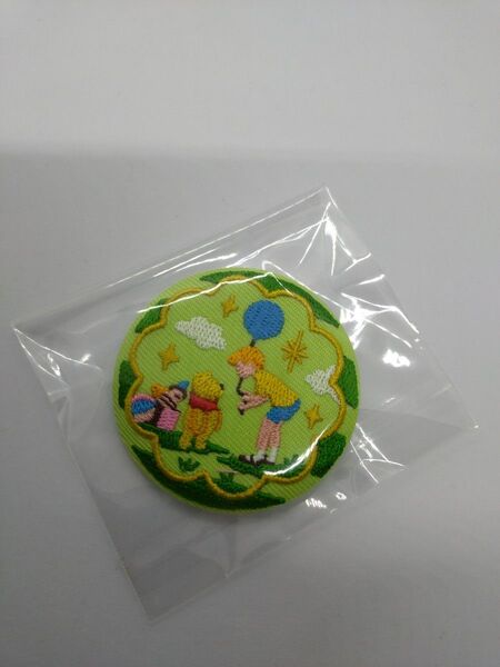 ディズニーキャラクターズ 刺繍缶バッジ《9.くまのプーさん》