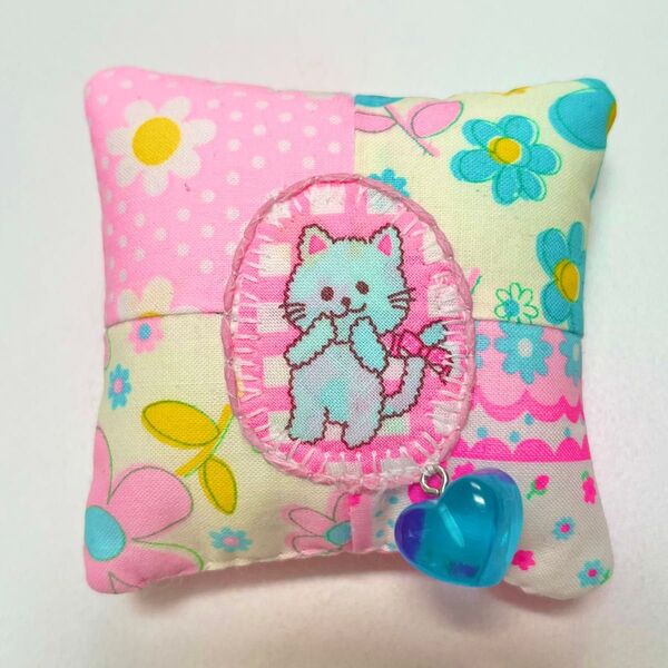 【再販】パッチde針山 ネオンなニャンコ チャーム付き ハンドメイド 針山 ピンクッション ネコ ネオンカラー 花柄 パッチワーク