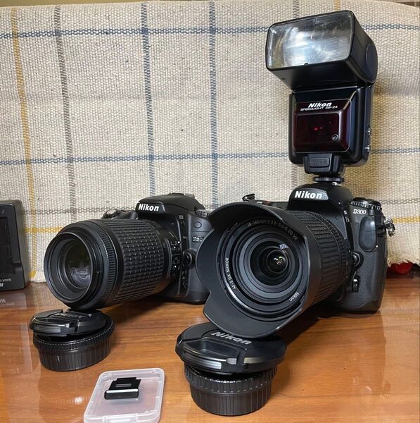 美品 nikon ニコン D300,D80ダブルレンズ ストロボ他おまけ付き 動作品