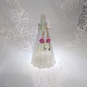 【送料無料】くすみピンクの薔薇ピアス/揺れる/上品かわいい/オーロラビーズ/ゴールドチェーン/大人フェミニン