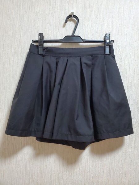 黒のキュロットパンツ