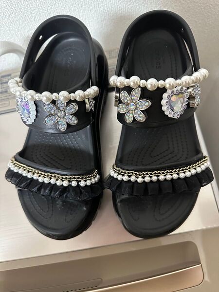 正規品crocs数回使用、パールは最初から付いていました、シュビッツチャームは私が付けたものです