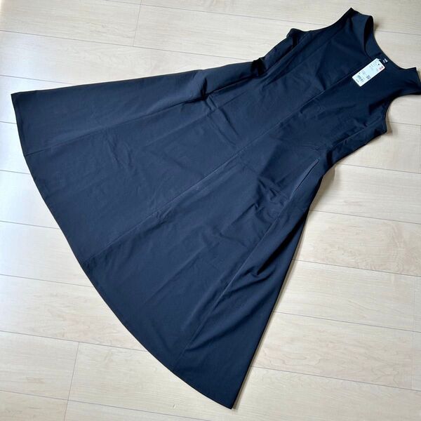 未使用タグ付 UNIQLO ウルトラストレッチワンピース ノースリーブ 黒 サイズL