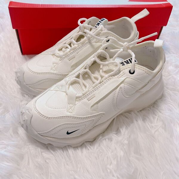 24.0cm ナイキ TC 7900 ウィメンズシューズ NIKE 白