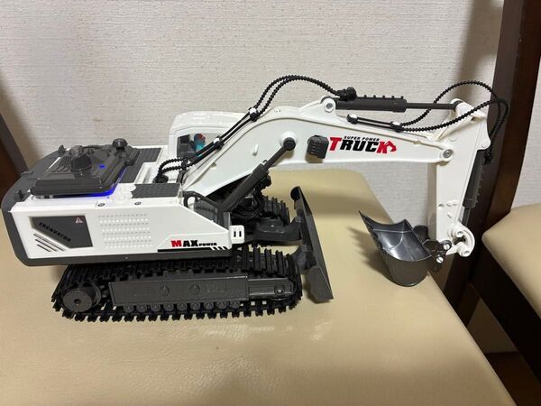 リモコン ショベルカー ホワイト系 発煙ok