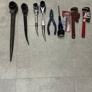 多様な工具セット(レンチ・プライヤー)