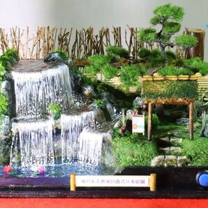 ミニチュア大きな滝のある日本庭園