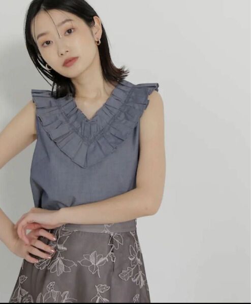 【Natural beauty basic】 フリルvネックノースリーブ シャンブレー