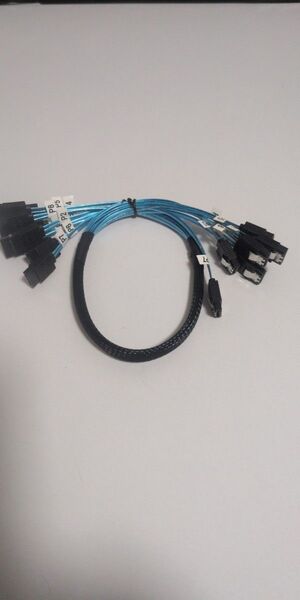 SAS SATA ケーブル50cm 抜け防止ラッチ付き コネクタ8個
