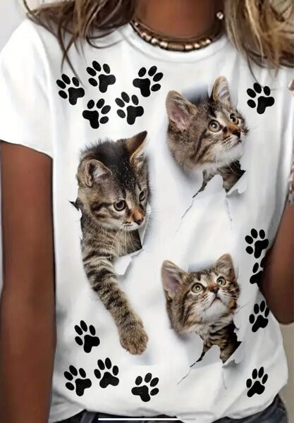 新品 未使用 猫プリント 半袖Tシャツ レディース Lサイズ M(JPーL) ホワイト 白 3匹の猫と足跡