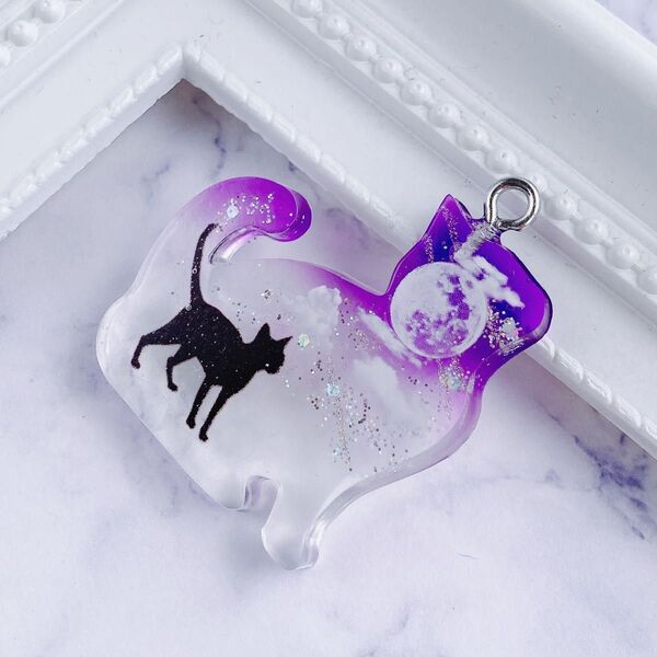 ネックレス 猫 散歩 夜 満月 夜空 ネコ ねこ レジン 一点物 ハンドメイド アクセサリー ペンダント キーホルダー アクセ