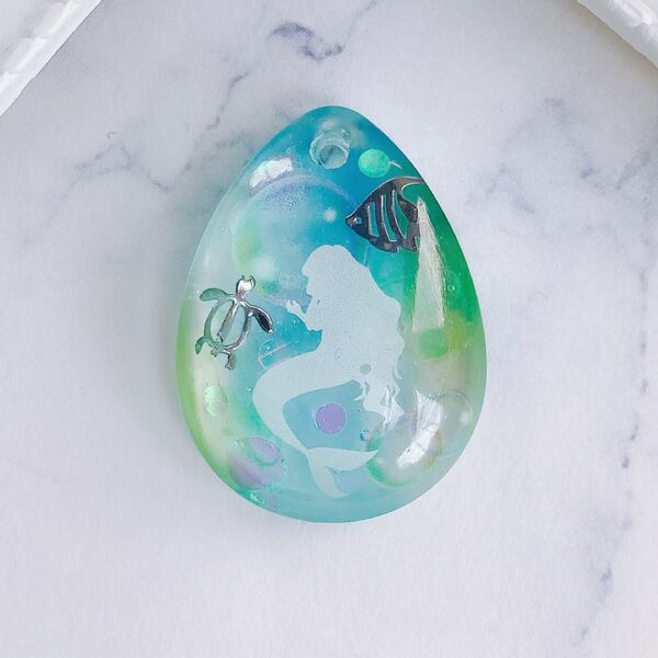 ネックレス 人魚 海 半ドロップ マーメイド 人魚姫 海中 魚 レジン 一点物 ハンドメイド アクセサリー ペンダント アクセ