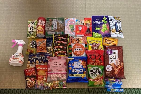 お菓子詰め合わせ チョコ クッキー 飴 煎餅 マシュマロ ダニよけ桃のチカラスプレーおまけで付けます。 お菓子 ラムネ