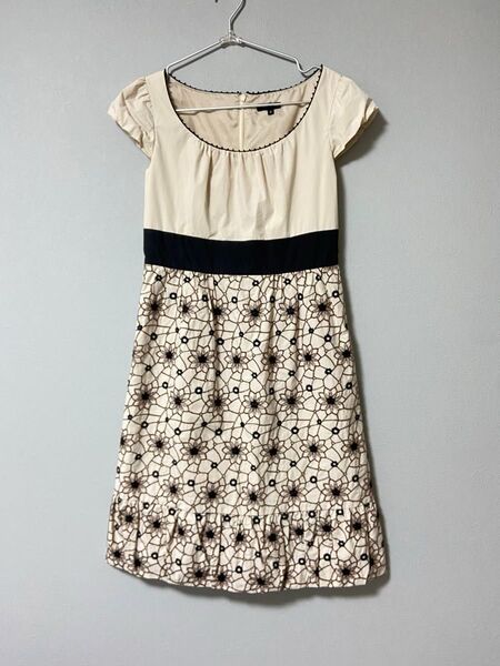 トッカ TOCCA ワンピース 花柄 半袖 刺繍 ベージュ 生成 夏服 夏ワンピース 花 黒 モノクロ