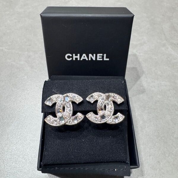 新作 CHANEL シャネル ココマーク ラインストーンイヤリング F25P シルバー金具