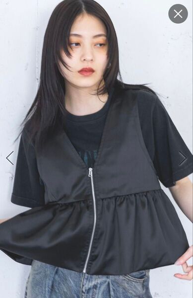 《JEANASIS》サテンペプラムZIPベスト