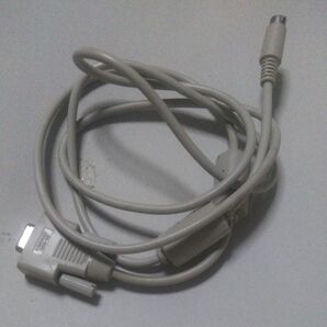 Macと9ピンの機器繋ぐケーブル