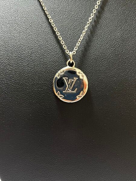 ルイヴィトン LOUISVUITTON LVロゴ ネックレスチャーム ネックレス