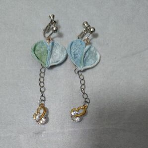 44 つまみ細工とラインストーンのイヤリング