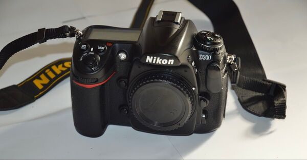 Nikon D300 デジタル一眼レフカメラ バッテリーグリップ付き