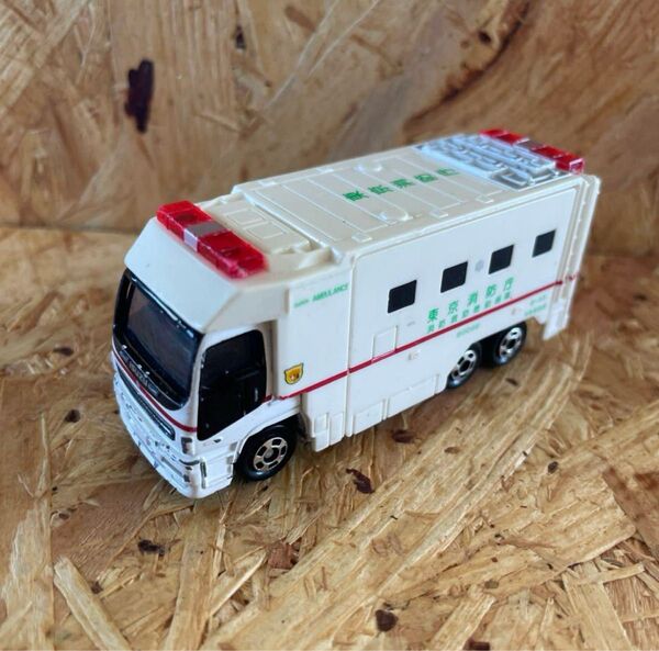 トミカ ISUZU GIGA 救急車 東京消防庁 ミニカー いすゞ ギガ 202413