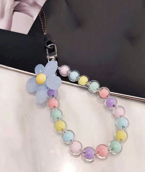 スマホ ハンド ストラップ ブレスレット ホワイト フラワー クリア 花 可愛い 韓国 iPhone ビーズ 落下防止 カラフル