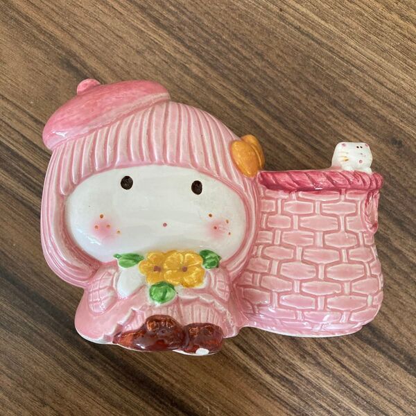 ピンクの陶器製置物 女の子 貯金箱 ペン立て