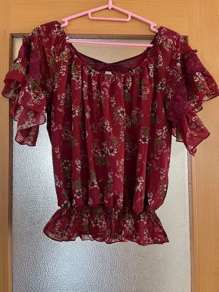 axes femme トップス半袖 レッド花柄 Mサイズ レース 後ろリボン