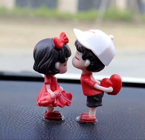 車用品 車内 アクセサリー カー用品 かわいい漫画カップル 樹脂 自動車の小物 男の子と女の子 キッス 赤いドレスの少女