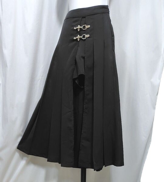 ラスボア rasvoaゴシック 黒ファイヤーバックルミディスカート プリーツスカートにショートパンツ一体デザイン シルバー金具飾り
