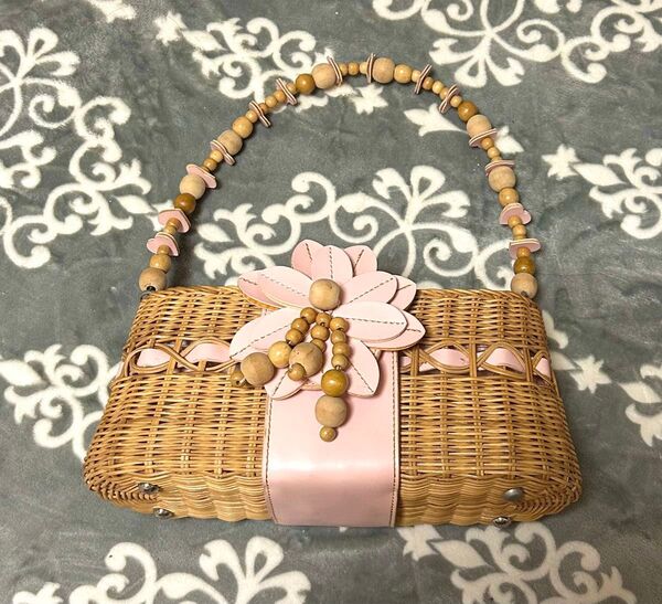 かごバッグ カバン ピンク ハート お花 木製ビーズ 籠 編みかご 可愛い 夏 天然素材 ショルダーバッグ ハンドバッグ サマー
