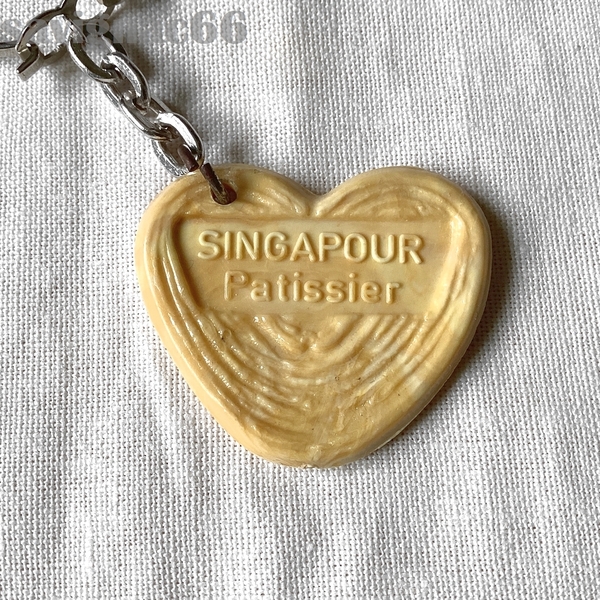 60年代 フレンチキーホルダー SINGAPOUR パルミエ ハート型 パイ ★ 60s フランス vintage お菓子 ビスケット 源氏 昭和 レトロ ミニチュア