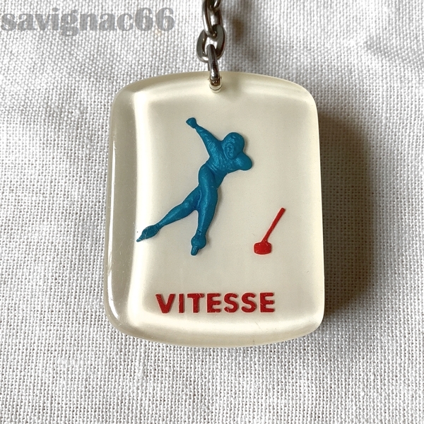 60年代 フレンチキーホルダー ブルボン VITESSE スピードスケート TOTAL グルノーブル オリンピック ★ 60s フランス vintage ノベルティ