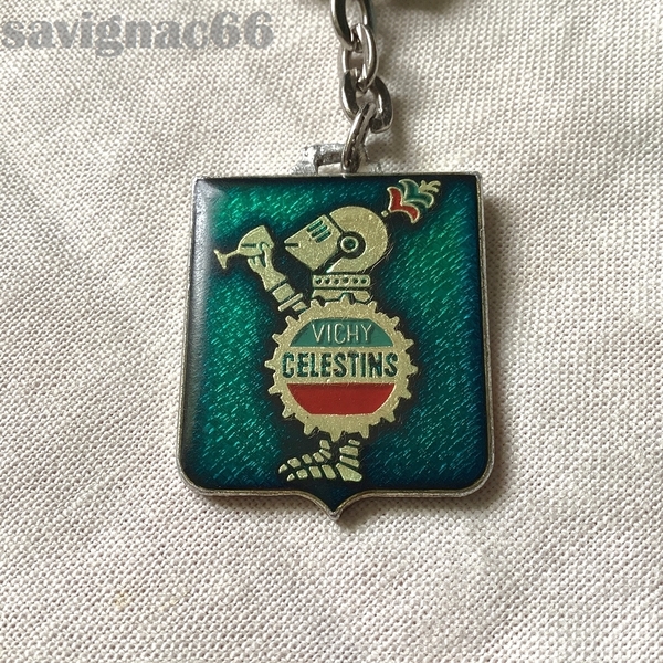 60年代 フレンチキーホルダー エナメル VICHY CELESTINS サヴィニャック ★ 60s フランス vintage サビニャック savignac ポスター 七宝焼