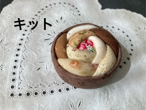 ケース入りピンクッションのキット (ケース茶色) 針山 ハンドメイド 手作り小物 お裁縫 パッチワーク ハンドメイドキット