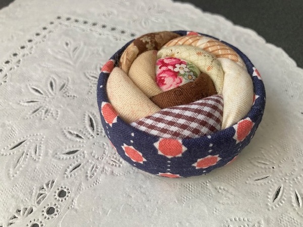 ケース入りピンクッションのキット(ケース紺) 針山 ハンドメイド 手作り小物 お裁縫 パッチワーク ハンドメイドキット ソーイング