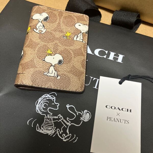 送料込専用袋付●新品●完売品 COACH X PEANUTS スヌーピー 縦型定期入A カードケース シグネチャープリント 2025新作 ピーナッツ コーチ