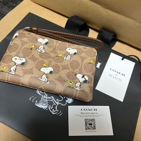 送料込専用袋付●新品●COACH X PEANUTS スヌーピー リストレットA 小物ポーチ シグネチャープリント 2025新作 ピーナッツ コーチ