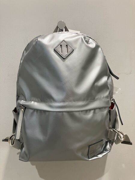 送料込●新品● Vivienne Westwood リュック シルバー×中橙色 横30×縦43cm×マチ15cm ヴィヴィアンウエストウッド 鞄 バッグ ビビアン